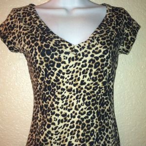 REDUCED 💕Leopard tee!