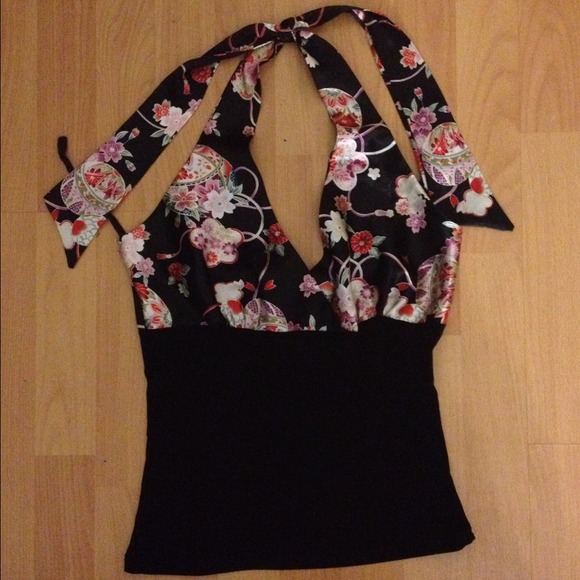 ✨Cute Asian silky feeling halter top...