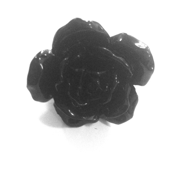 Black rose cocktail ring😍
