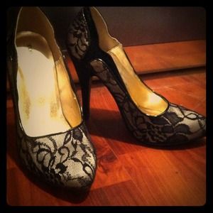 RESERVED Sexy Lace Pump 💋