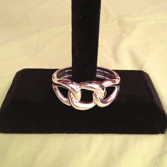 REDUCED Bangle bracelet with hinge opening.