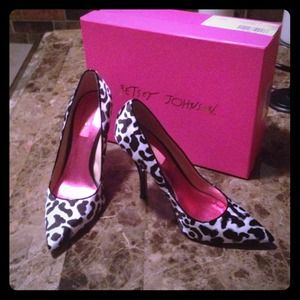 BETSEY JOHNSON size 7.5