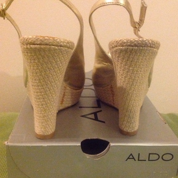 ❌❌❌🚫🚫 SOLD Gold Aldo Wedge Sandals❌❌❌🚫🚫 - Picture 2 of 4