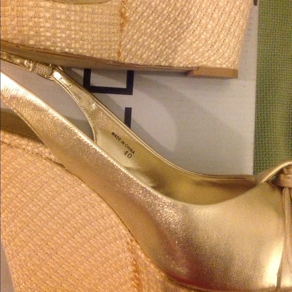 ❌❌❌🚫🚫 SOLD Gold Aldo Wedge Sandals❌❌❌🚫🚫 - Picture 3 of 4