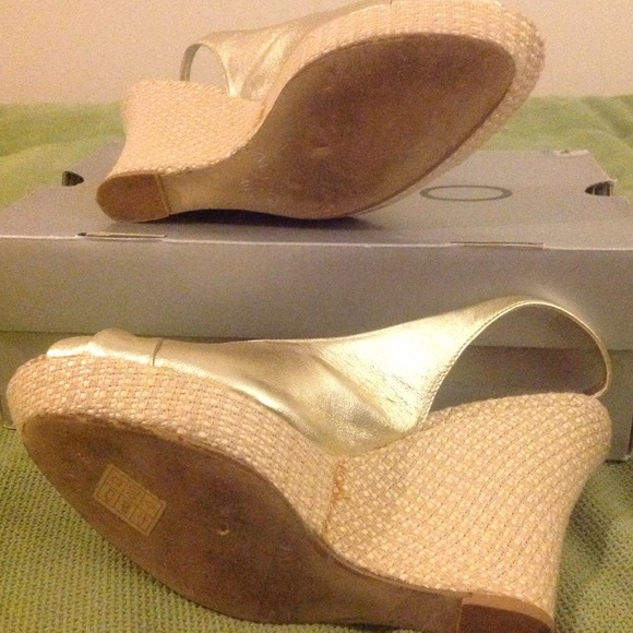❌❌❌🚫🚫 SOLD Gold Aldo Wedge Sandals❌❌❌🚫🚫 - Picture 4 of 4