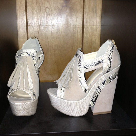 💥SOLDGorgeous wedge heels with cut out detailing!