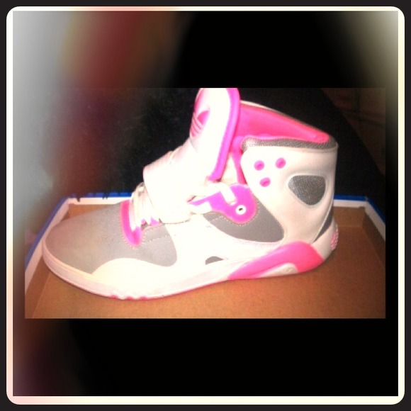 I'M LOOKING FOR SOME SHOES LIKE THESE, HELP ME !!