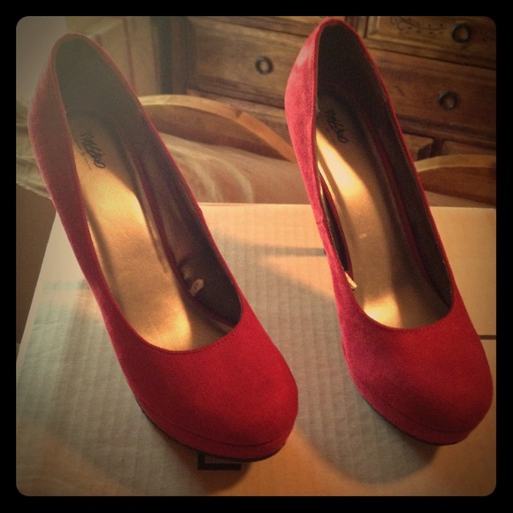 NWOB red heels 8.5 reserved