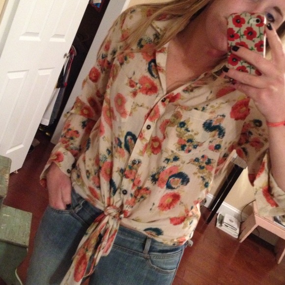 SOLD!! Tinley road floral top - Picture 2 of 4