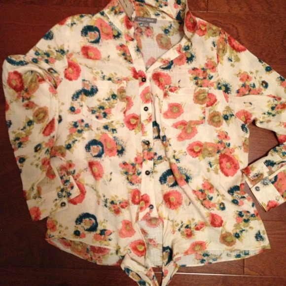 SOLD!! Tinley road floral top - Picture 3 of 4