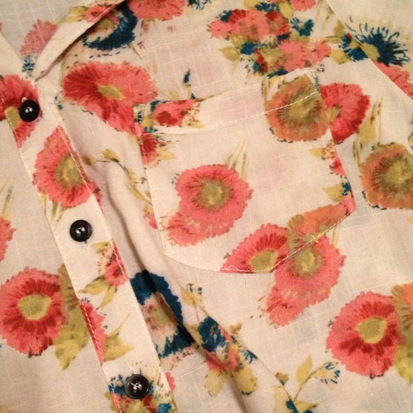 SOLD!! Tinley road floral top - Picture 4 of 4