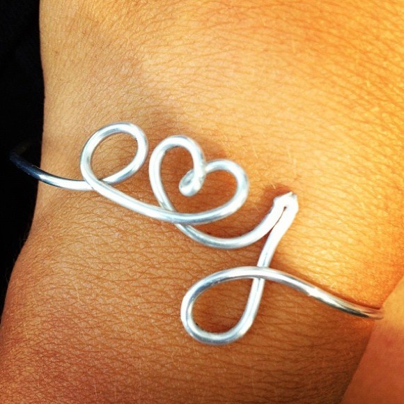 Customizable wire jewelry