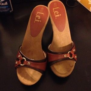 8.5 L.E.I Brown Heels