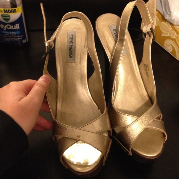 Shimmery gold pumps