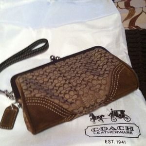 • Authentic  Coach wristlet reduce