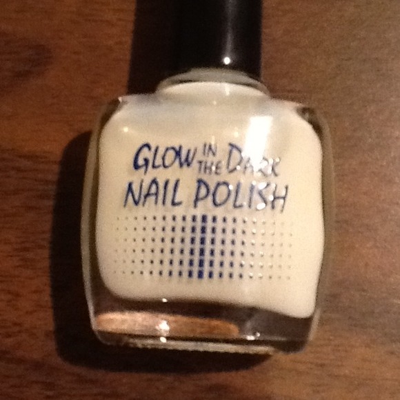 Glow in the dark nail polish