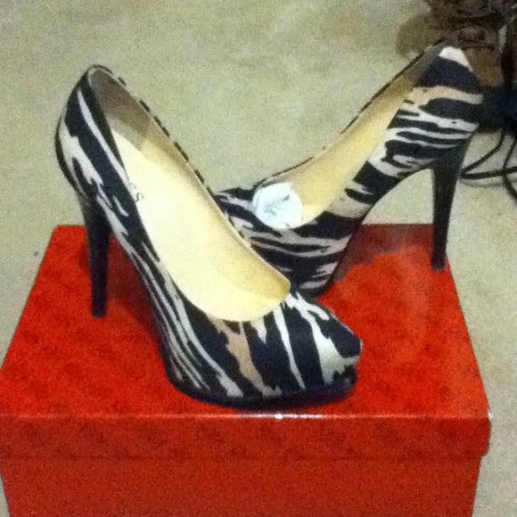 GUESS Amazed2 Platform Pump