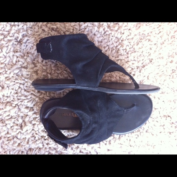 BLACK SANDALS !