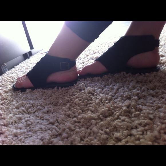 BLACK SANDALS ! - Picture 2 of 4
