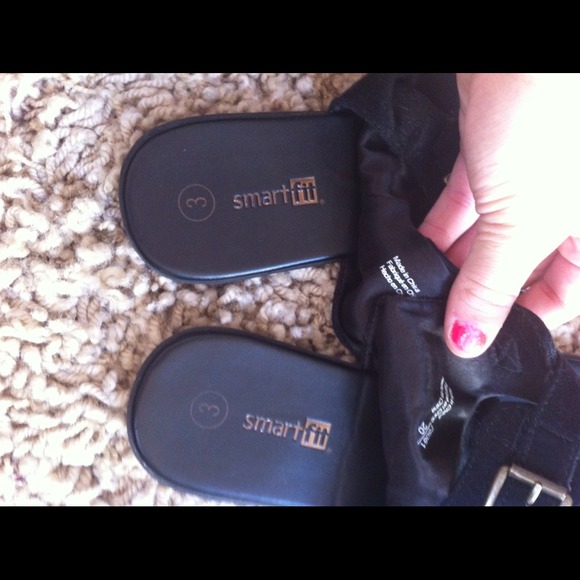 BLACK SANDALS ! - Picture 3 of 4