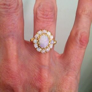 Beautiful opal ring in 14k gold