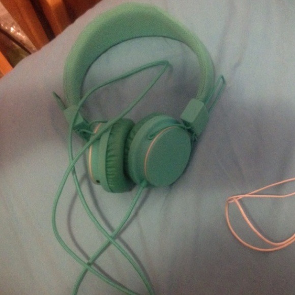 noise canceling headphones