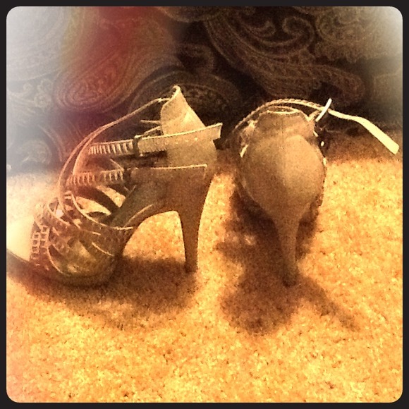 Shi strap heels