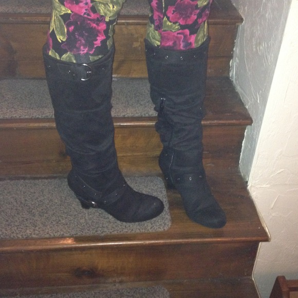 Black ( degree) boot