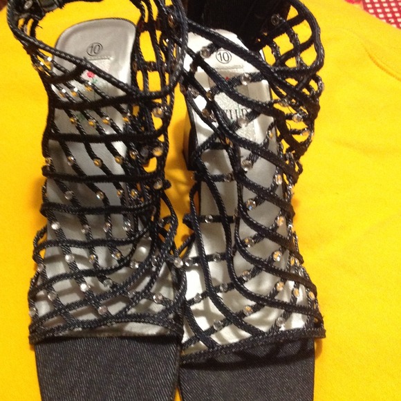 Shoes - Picture 4 of 4