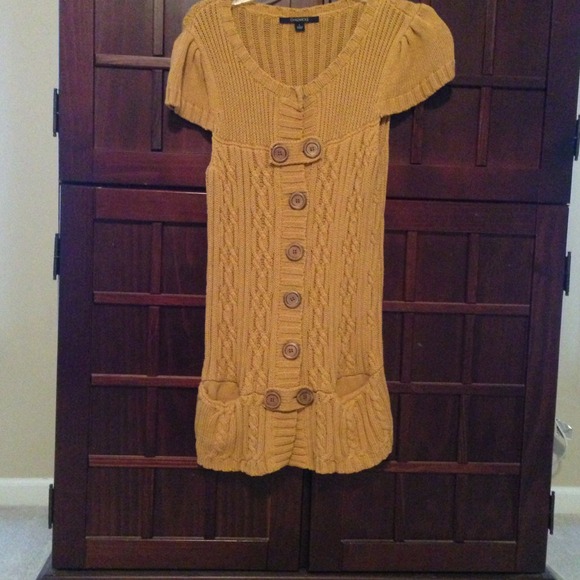 Yellow short sleeve sweater
