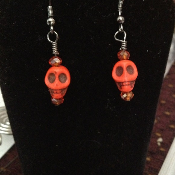 Dyed coral skull earrings - Picture 1 of 2