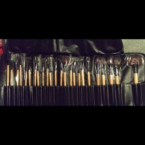 💢SOLD💢 24-piece make-up Brush kit!! Never used!!