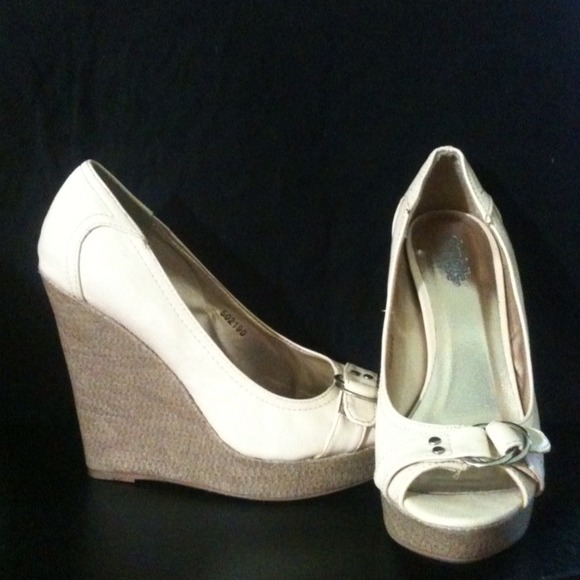 🌟🌟Reserved🌟🌟Cutout Peep-Toe Wedge