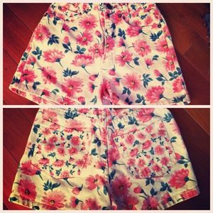 Vintage floral high waisted shorts.