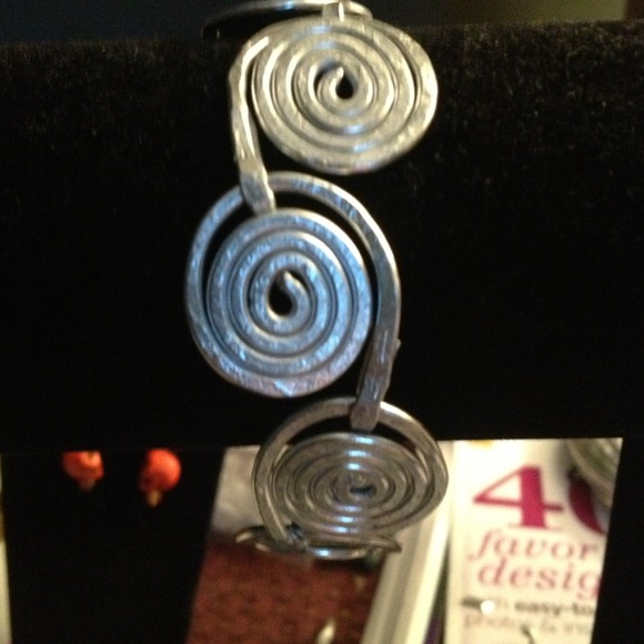 Hand hammered bangle bracelet - Picture 1 of 1
