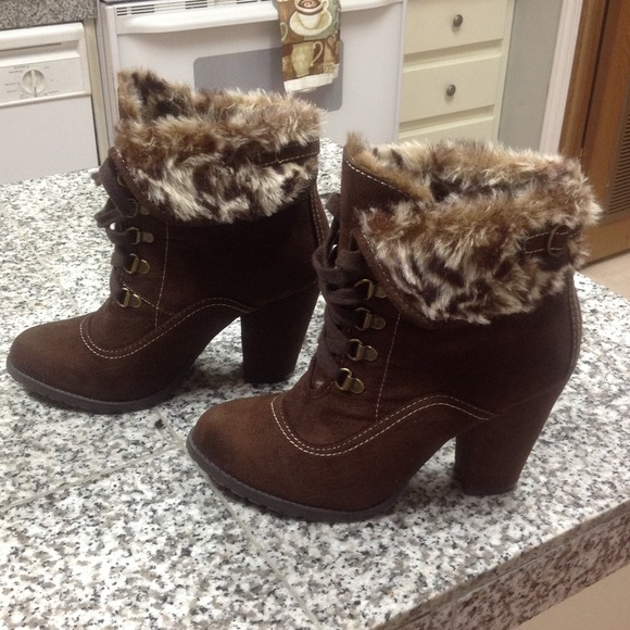 Shoes - Brown suede boots with faux fur lining