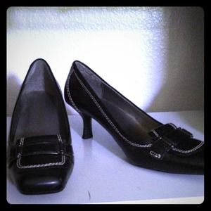 Black pumps
