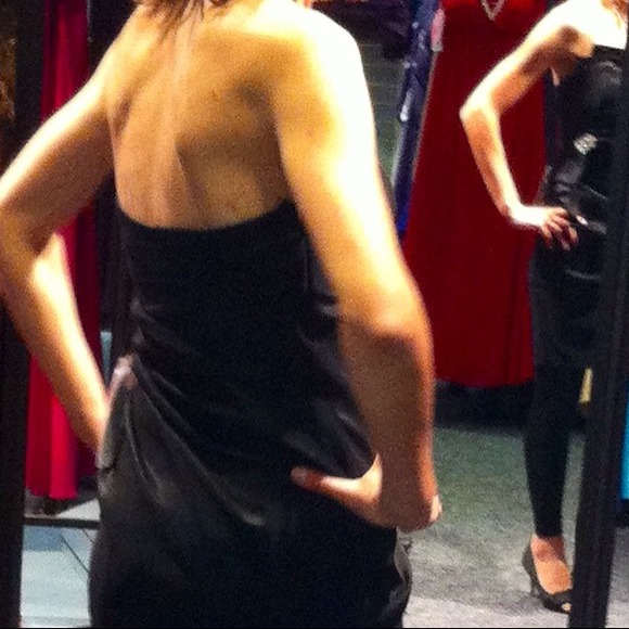 Black cocktail dress w/rhinestone brooch all sizes - Picture 2 of 2