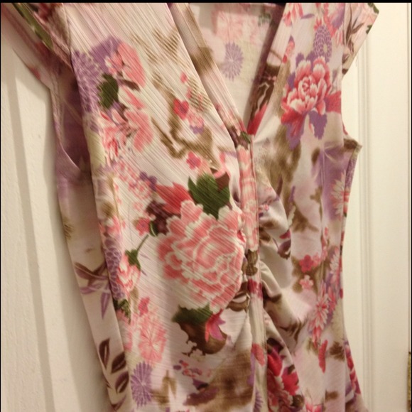 โจCute silk floral top! ๐๐ - Picture 2 of 3