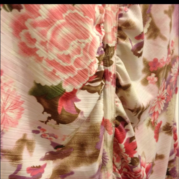 โจCute silk floral top! ๐๐ - Picture 3 of 3