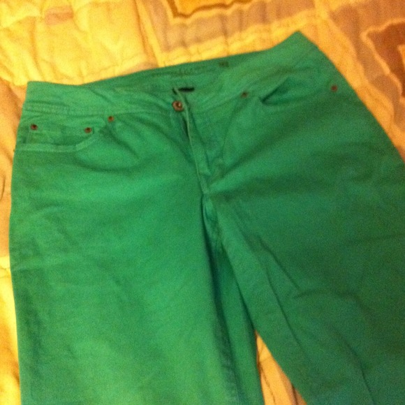 Green capri/cropped pants