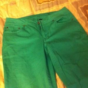 Green capri/cropped pants
