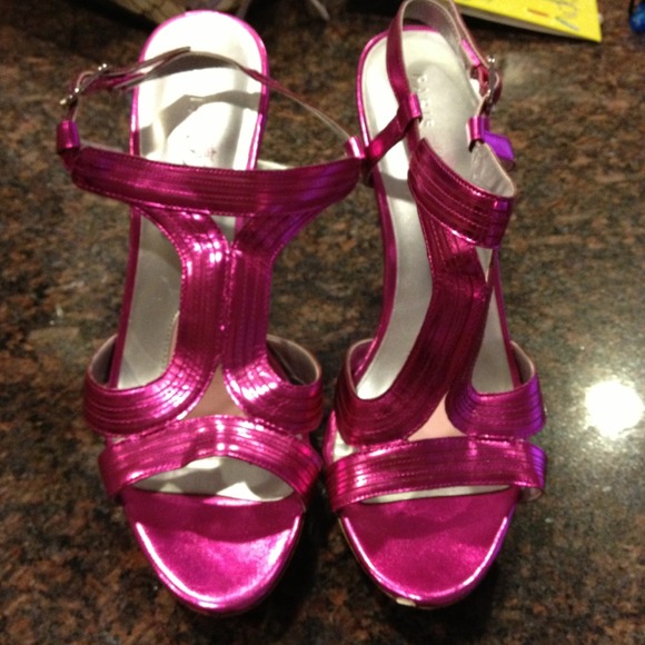 Gorgeous Fucia Paris Hilton Pumps!