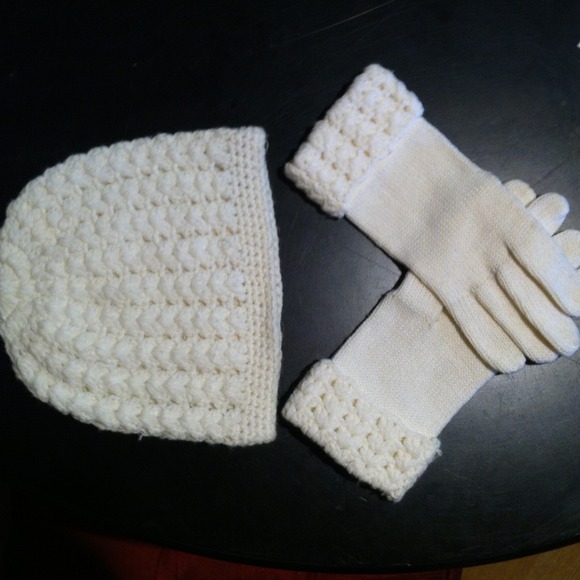 🎀SOLD🎀 @paulitapino Winter White Hat & Gloves