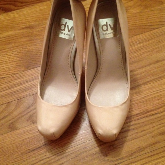 Like NEW Dolce Vita pumps - Picture 3 of 4