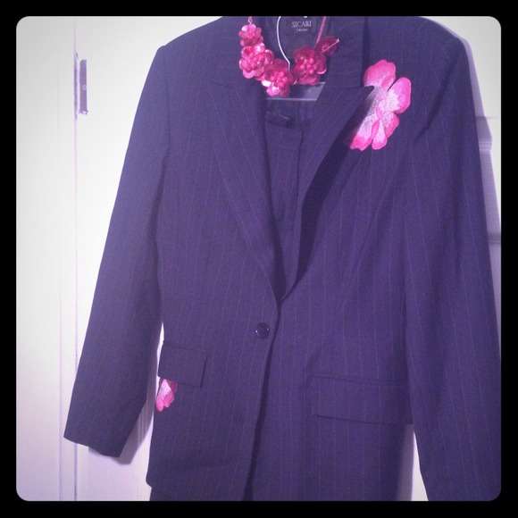 $Reduced $$2pc navy blue strip pant set w/flower .