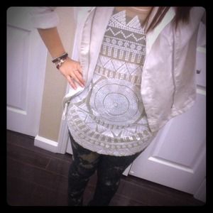 Sequined silence and noise tank