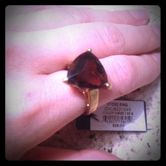 BCBG Sz6 gold stone ring