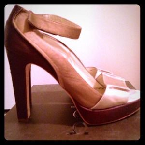 β¨3 toned satin heels