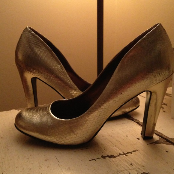 ❌✋SOLD! Gold snakeskin pumps - Picture 3 of 4